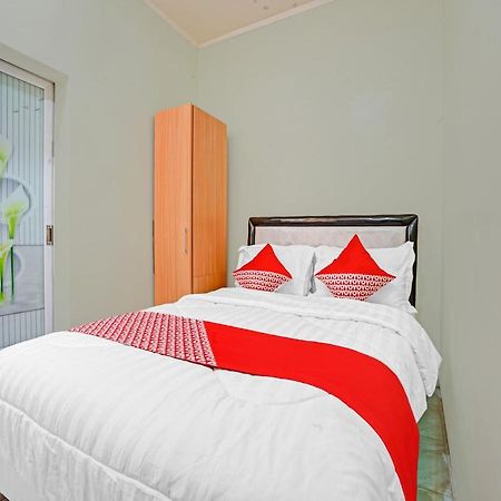 Oyo 90804 Oma Uti Homestay Syariah Yogyakarta Exterior foto